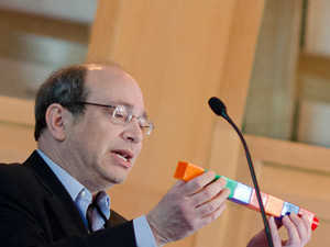 닐 아로닌은 거대한 레고 블록을 사용하여 유전자 침묵 약물이 어떻게 더 작은 분자로 분해되어 자체 부작용을 일으킬 수 있는지 설명합니다. 이미지 출처: CHDI의 레브 블루멘슈타인  