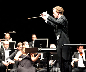 HD는 선조체가 지휘자 없는 오케스트라처럼 되게 할 수 있습니다. 뇌심부 자극술은 전기 펄스를 사용하여 선조체의 혼란스러운 활동을 진정시키는 것을 목표로 합니다.  