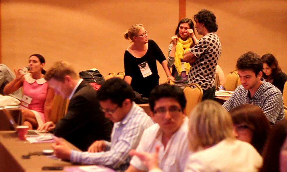 군중이 부질리아를 위해 모입니다: 컨퍼런스 후에 hdbuzz.net에 영상이 올라올 것입니다. 