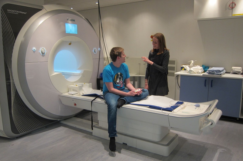 HD-YAS 자원봉사자가 MRI(HDYO사진제공)라고 불리는 뇌 스캔을 준비하고 있습니다.