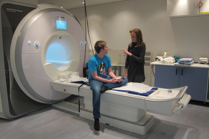 HD-YAS 자원봉사자가 MRI(HDYO사진제공)라고 불리는 뇌 스캔을 준비하고 있습니다.  